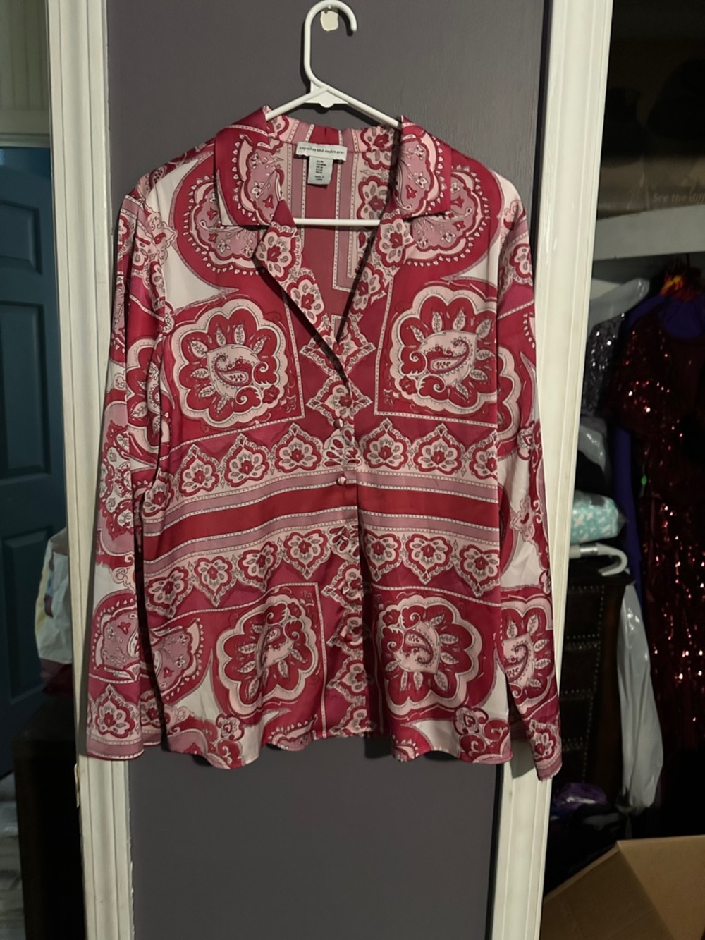 cupcakes & cashmere Pink and White Paisley V-Neck Button Blouse